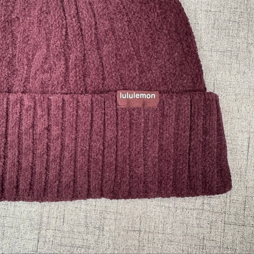 Lululemon Cable Knit Pom Beanie Hat Winter Hat Cassis NWT - Picture 6 of 9